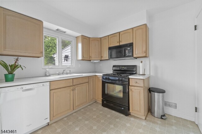 Building Photo - 46 Daka Ct