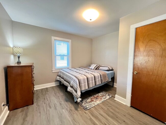 Building Photo - Fully Furnished & Utilities Included -SHOR...