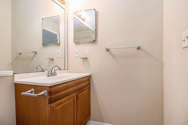 Building Photo - 3 Bedroom 2.5 Bath House