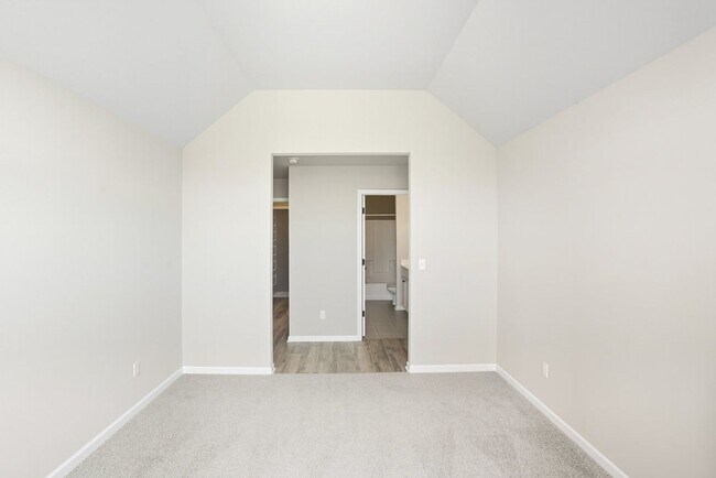 Building Photo - Like new, Move in Ready.