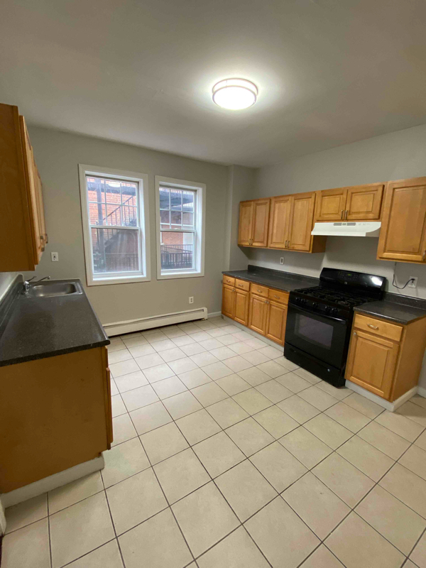 Primary Photo - 270 Sigourney St