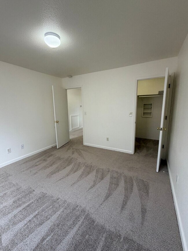 Building Photo - 360 Linden St