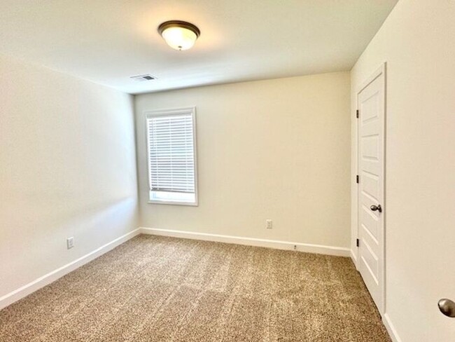 Building Photo - Move In Special! Half off of June Rent! Co...