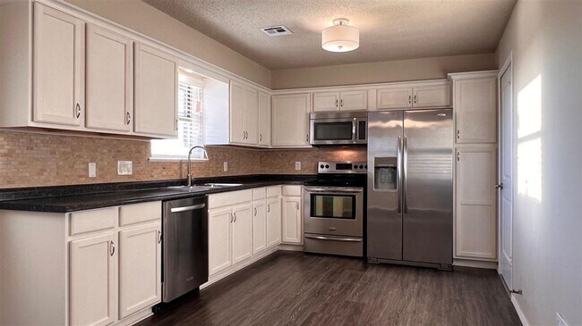 Building Photo - 102 Mohawk Ave