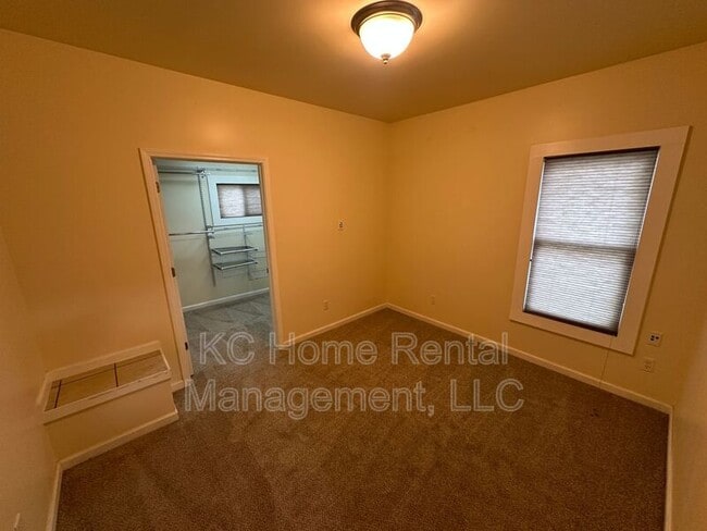 Building Photo - 1217 W 47th St