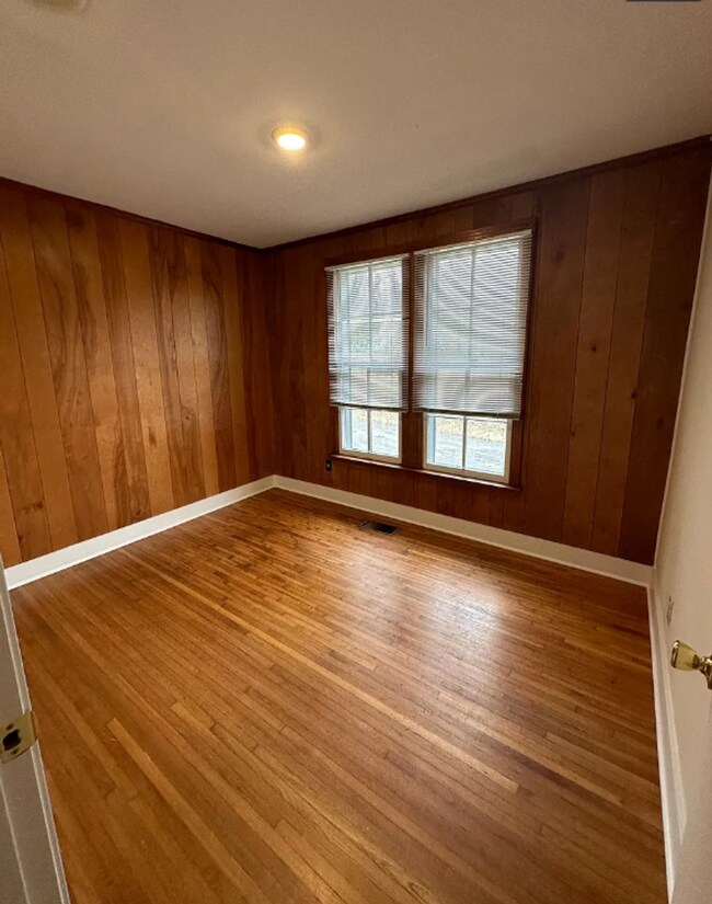 Building Photo - Freshly Painted 4 Bedroom Home