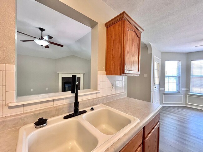 Building Photo - 404 Mesquite Cir