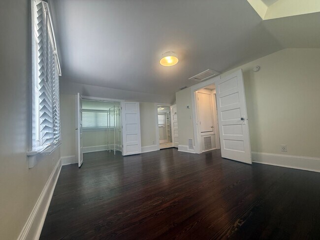 Building Photo - Beautifully updated 3 bedroom 3 bathroom home
