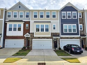 Building Photo - 4 Bedroom 3.5 Bathroom Townhome w/ Upgrade...