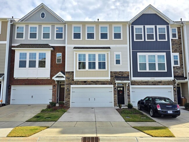 Primary Photo - 4 Bedroom 3.5 Bathroom Townhome w/ Upgrade...