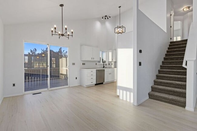 Building Photo - Beautifully Updated 2 Bed, 1.5 Bath House