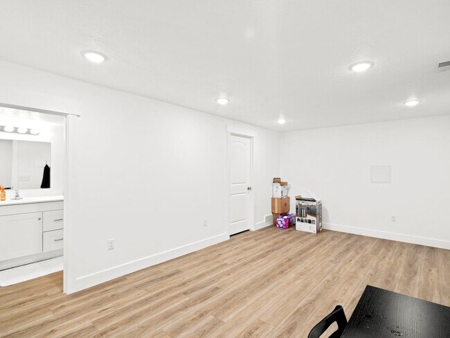 Building Photo - Private Basement Suite in Bright Co-Ed Townhome in Lehi Exchange!
