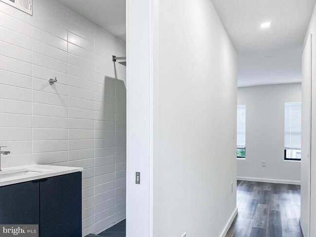 Building Photo - 2027 N 5th St