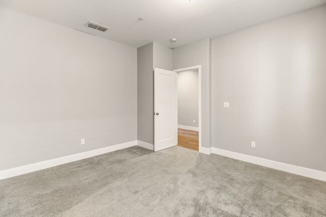 Building Photo - Stunning Alkali Flat Residence: Half Month Free With Move-In by 02/01/2026