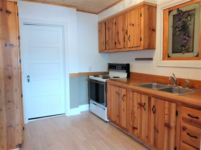 Primary Photo - 715 5th Ave