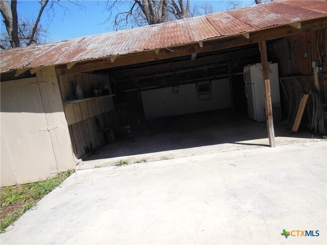 Building Photo - 824 W Mill St