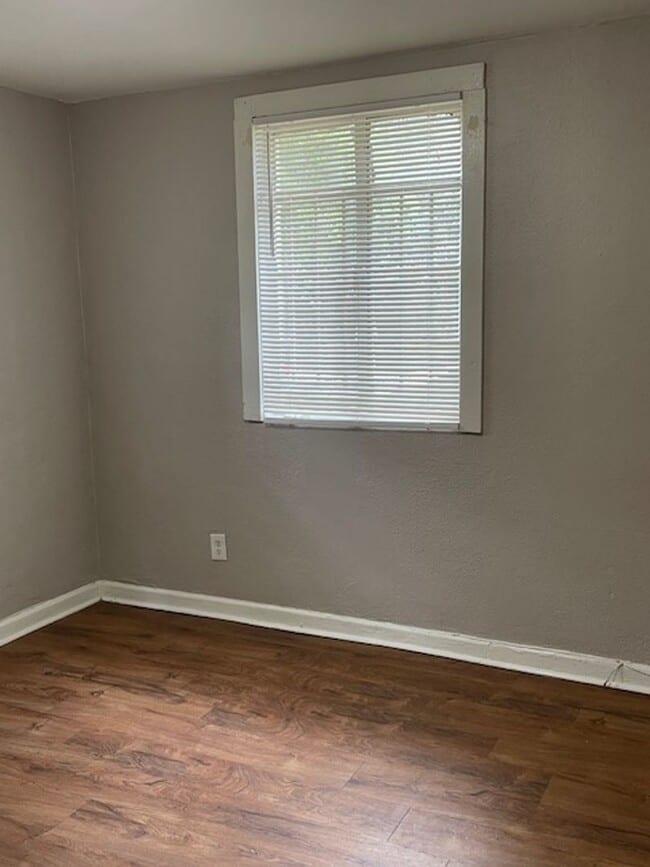 Building Photo - Updated Downstairs 2 Bedroom and 1 Bathroom Carriage House