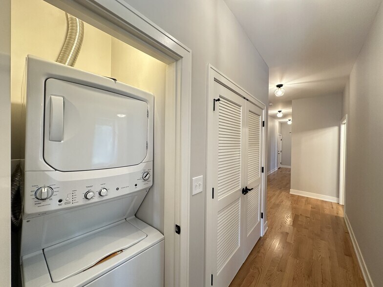 Building Photo - 2100 W 18th Pl