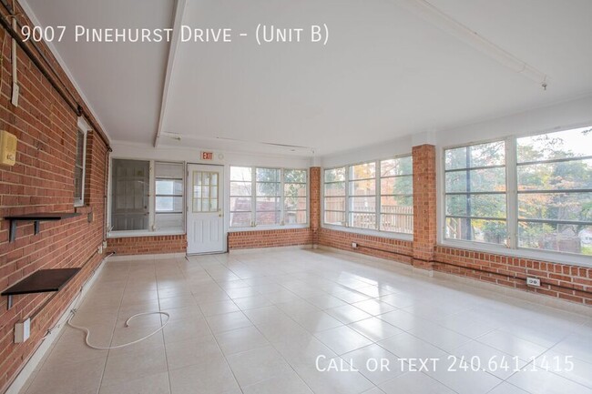 Building Photo - 9007 Pinehurst Dr