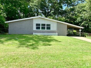 Building Photo - Renovated 3 Bed/1 Bath Ranch