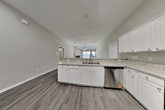 Building Photo - 1015 S Wellsford Dr