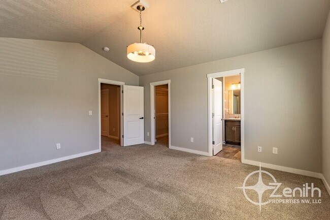 Building Photo - 7415 NE 136th Ave