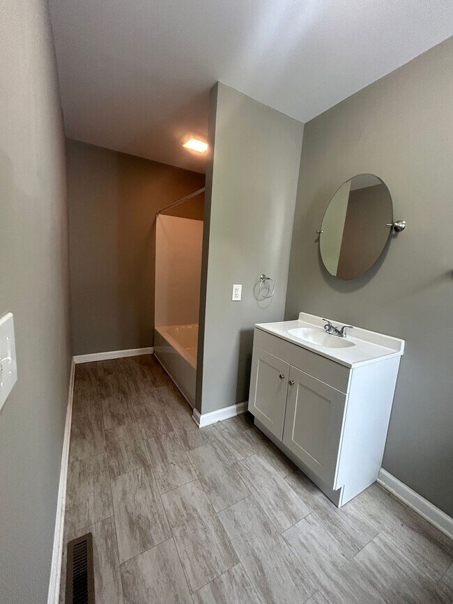 Building Photo - This end-of-row townhome Old Uptown Harris...