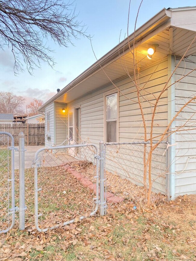 Building Photo - Beautiful 3 bed South Omaha/Hanscom Park Home with Attaced 1 car garage!