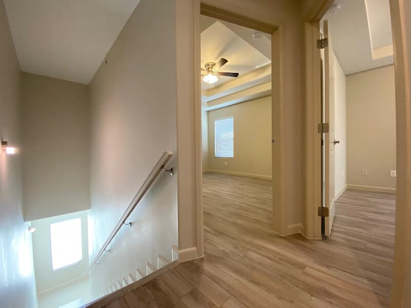 Building Photo - 1021 E la Cantera Ave