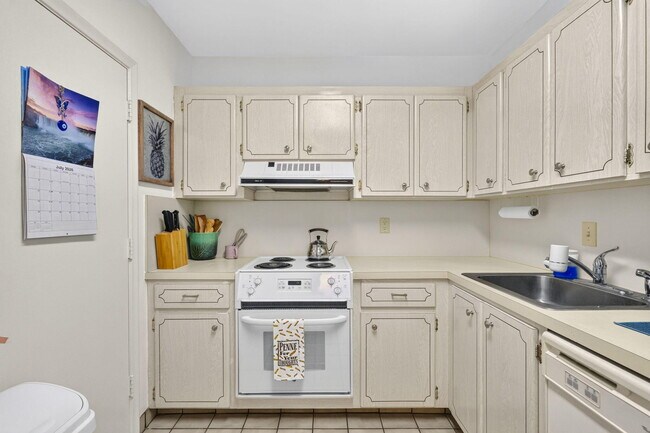 Building Photo - 400 S Cypress Rd