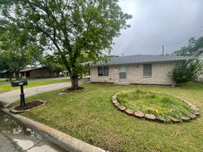 Building Photo - 1610 Dellis St
