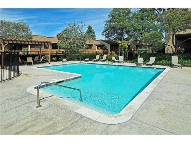 Building Photo - 2 Bedroom-2 Bathroom Single Story Condo; 2...