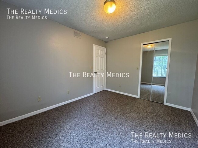 Building Photo - 2036 Royal Bay Blvd