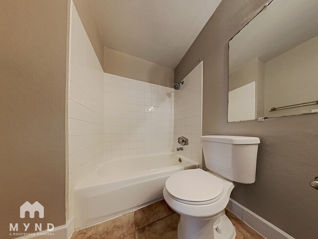 Building Photo - 2132 W Glenrosa Ave