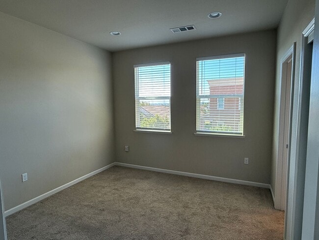 Building Photo - Executive Evergreen Valley Townhome