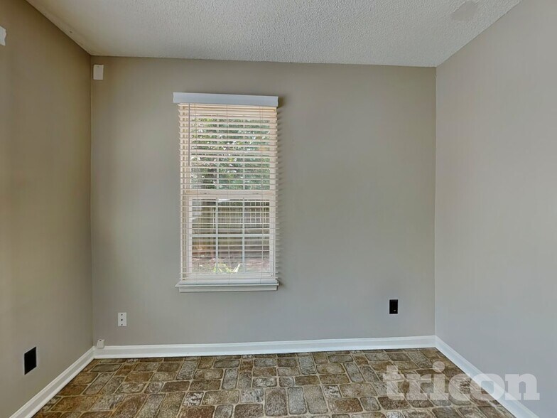 Building Photo - 661 Rebecca Jane Dr