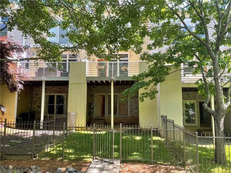 Building Photo - 1325 Peachtree View NE