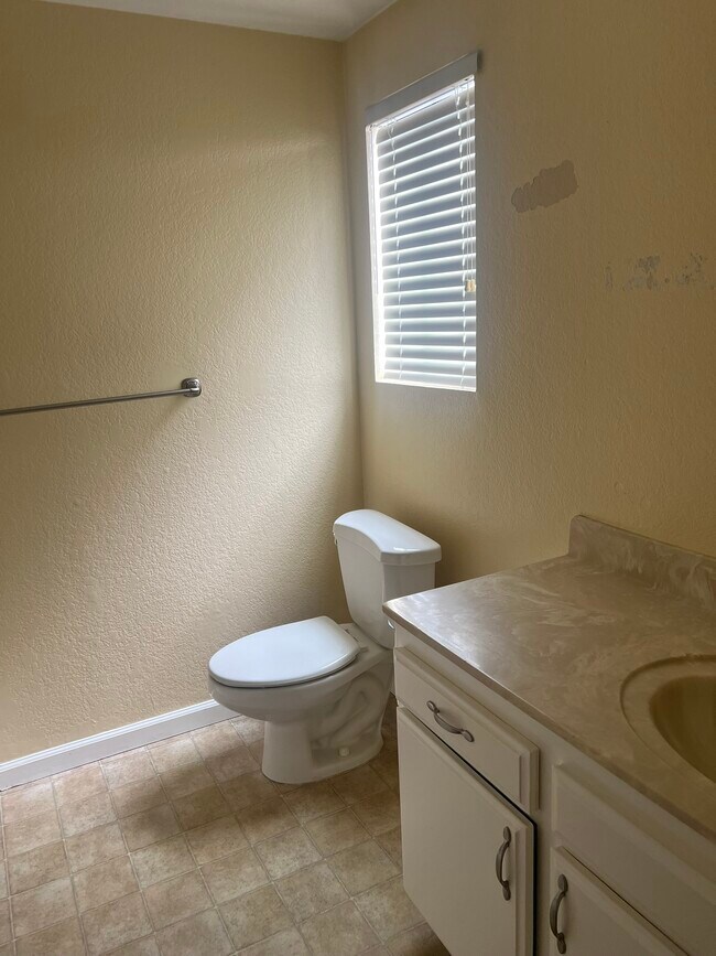 Building Photo - 232 W Tujunga Ave