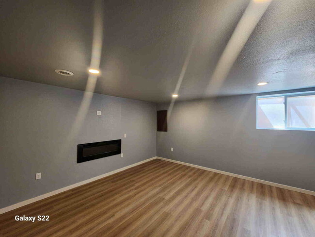 Building Photo - 4 Bedroom Greenville