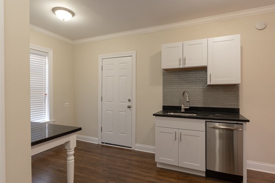 Building Photo - 3826 N Greenview Ave