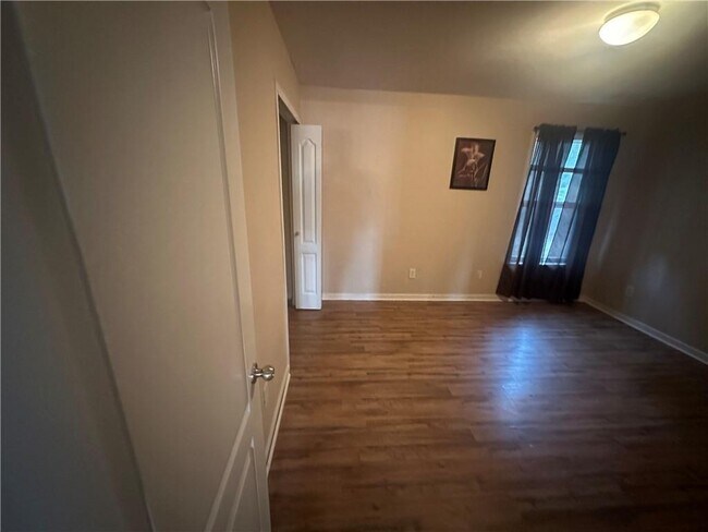 Building Photo - 61 Longwood Ct