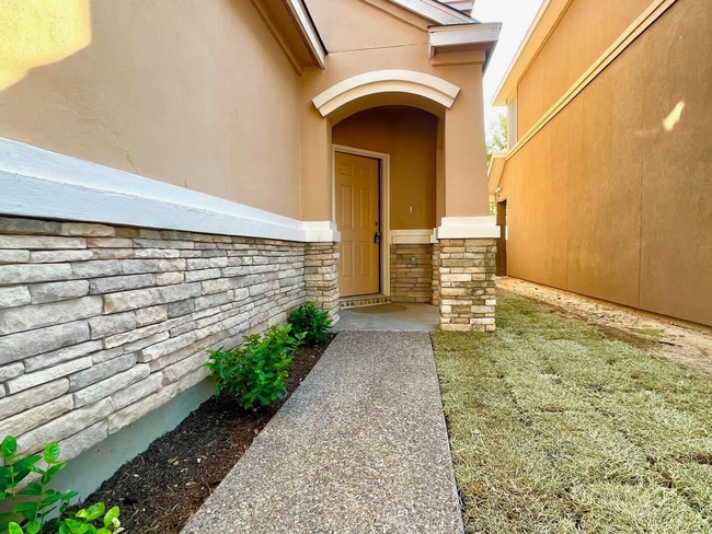 Building Photo - 9310 Albany Dr