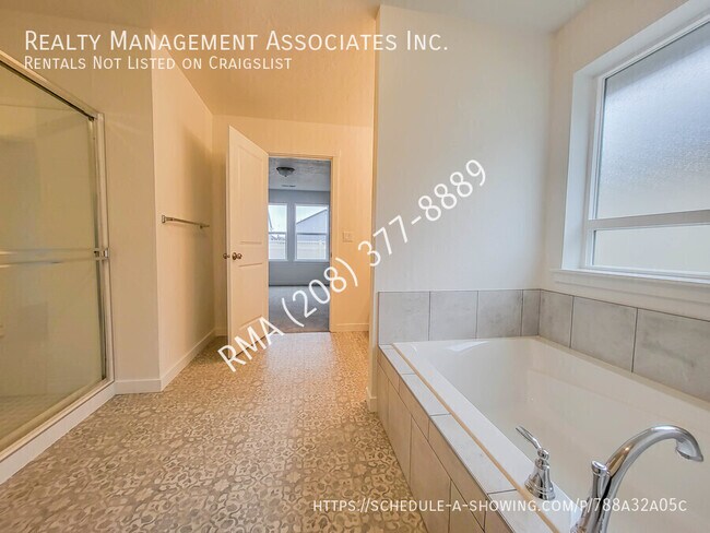 Building Photo - 7573 E Iroquois St