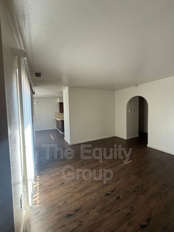 Building Photo - 530 E Myrtle Ave