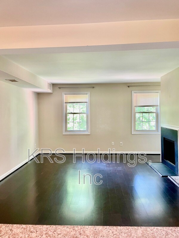 Building Photo - 1305 E Abingdon Dr