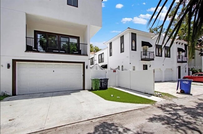 Building Photo - 405 S Westland Ave