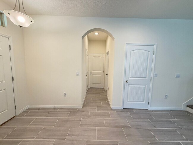 Building Photo - Perfect Home waiting for you! FULLY FURNISHED!
