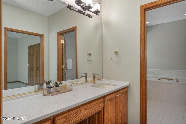 Building Photo - 38 Pinebrook Dr