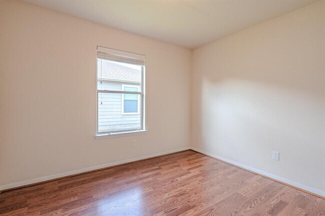 Building Photo - 2727 Roaring Oaks Ln