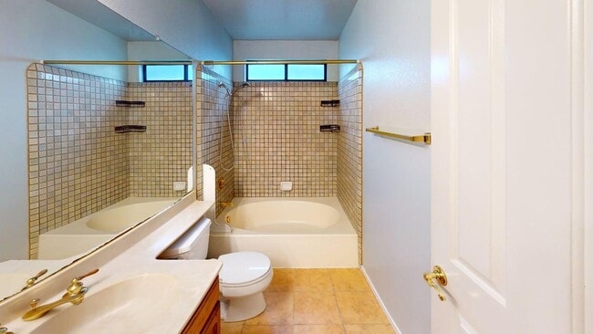 Building Photo - Well-maintained 3x2 single-family Windsor ...